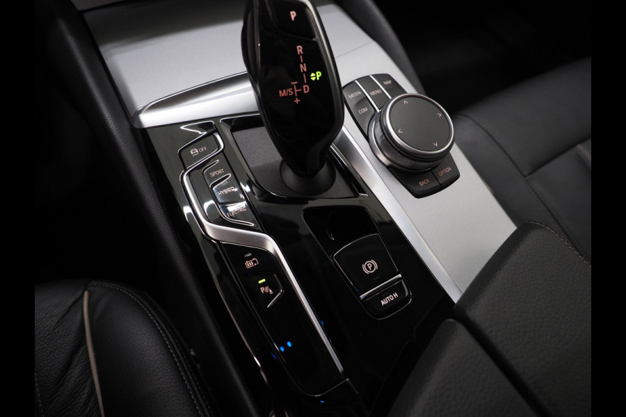 BMW 5 Serie Touring 520e | LED Grille | Keyless | Leder | Sfeerlicht | Camera | Memory | Cruise | Carplay