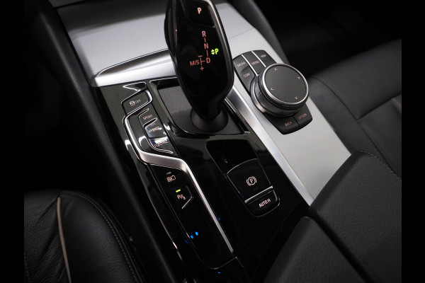 BMW 5 Serie Touring 520e | LED Grille | Keyless | Leder | Sfeerlicht | Camera | Memory | Cruise | Carplay