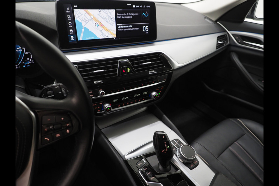 BMW 5 Serie Touring 520e | LED Grille | Keyless | Leder | Sfeerlicht | Camera | Memory | Cruise | Carplay