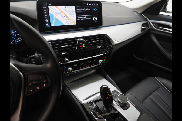 BMW 5 Serie Touring 520e | LED Grille | Keyless | Leder | Sfeerlicht | Camera | Memory | Cruise | Carplay