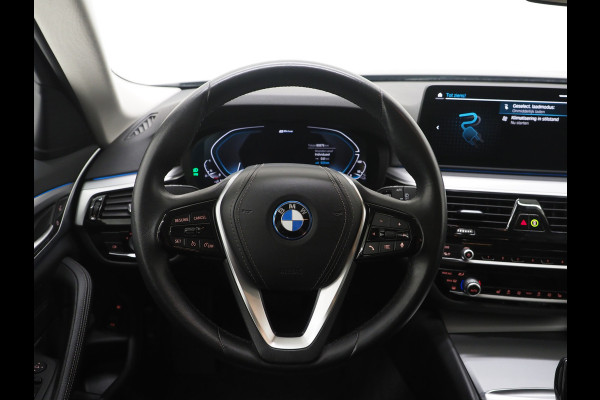 BMW 5 Serie Touring 520e | LED Grille | Keyless | Leder | Sfeerlicht | Camera | Memory | Cruise | Carplay