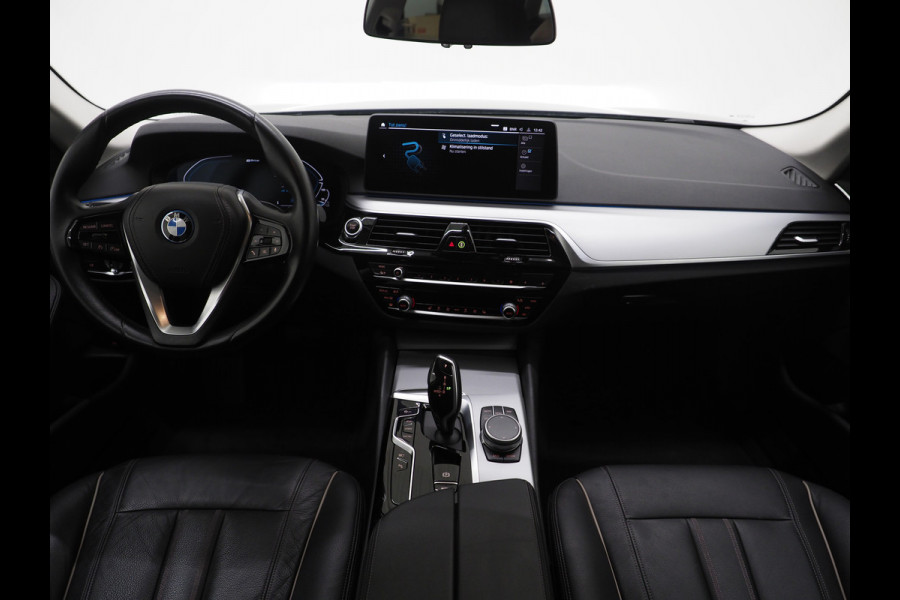BMW 5 Serie Touring 520e | LED Grille | Keyless | Leder | Sfeerlicht | Camera | Memory | Cruise | Carplay