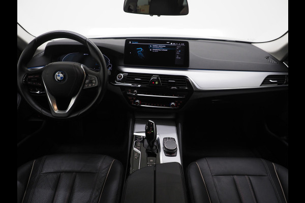 BMW 5 Serie Touring 520e | LED Grille | Keyless | Leder | Sfeerlicht | Camera | Memory | Cruise | Carplay