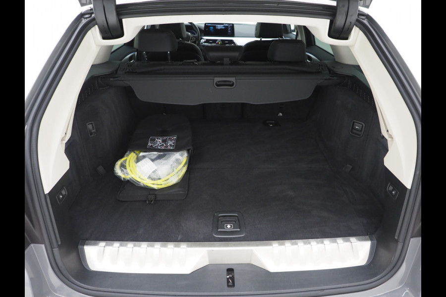 BMW 5 Serie Touring 520e | LED Grille | Keyless | Leder | Sfeerlicht | Camera | Memory | Cruise | Carplay