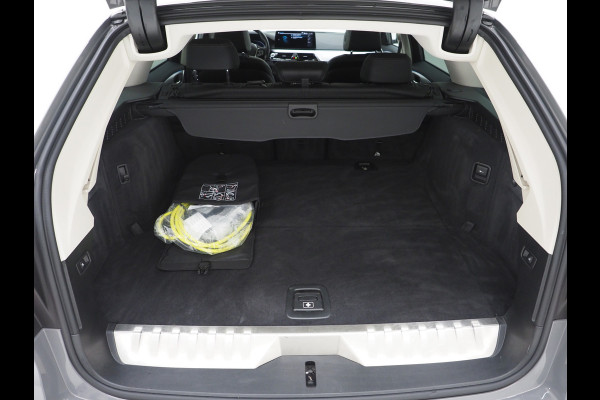 BMW 5 Serie Touring 520e | LED Grille | Keyless | Leder | Sfeerlicht | Camera | Memory | Cruise | Carplay