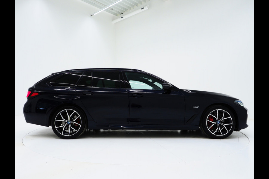 BMW 5 Serie Touring 530e M Sport Shadow Line | Panoramadak | LED Grille | Harman/Kardon | Leder | HUD | 360 | LaserLED | Carplay