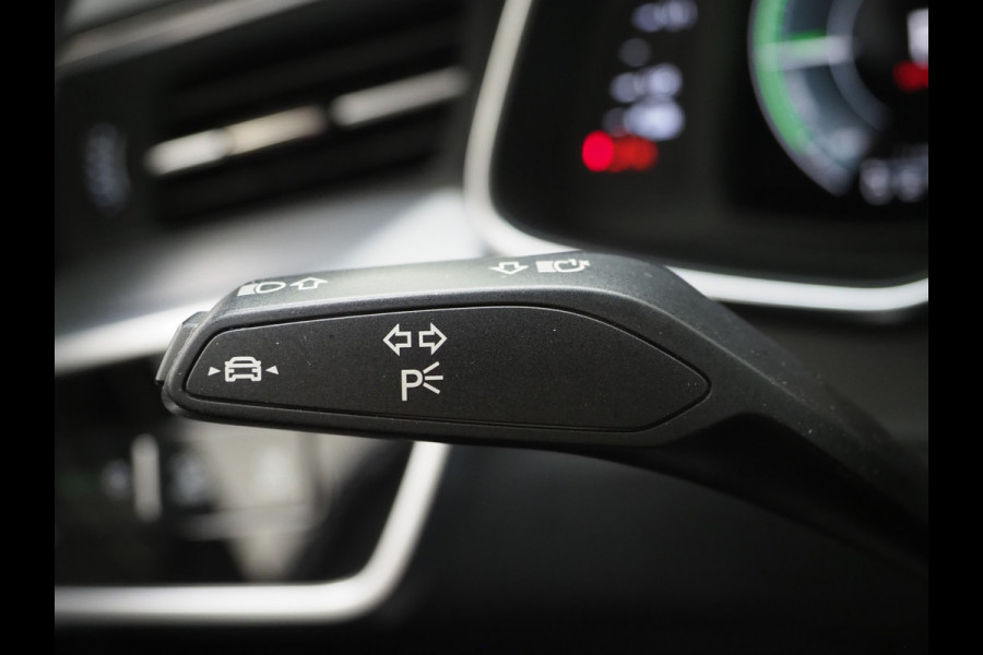 Audi A6 Avant 55 TFSI e quattro Full Black | Trekhaak | Keyless | Adaptive Cruise | Camera | Memory | Stoelverwarming | Carplay