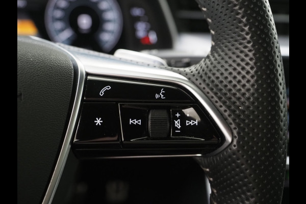 Audi A6 Avant 55 TFSI e quattro Full Black | Trekhaak | Keyless | Adaptive Cruise | Camera | Memory | Stoelverwarming | Carplay