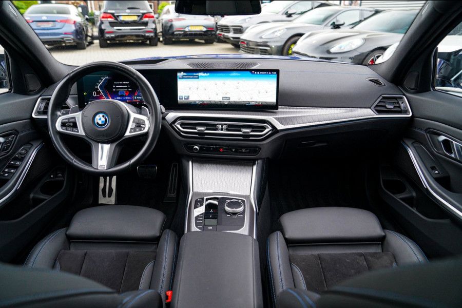 BMW 3 Serie Touring 330e xDrive M-pakket | Panorama | HuD | Sfeerverlichting | BMW LED | Camera | Portimao blau metallic |
