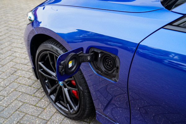 BMW 3 Serie Touring 330e xDrive M-pakket | Panorama | HuD | Sfeerverlichting | BMW LED | Camera | Portimao blau metallic |