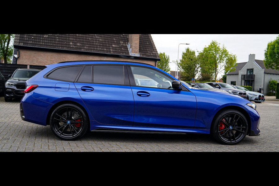 BMW 3 Serie Touring 330e xDrive M-pakket | Panorama | HuD | Sfeerverlichting | BMW LED | Camera | Portimao blau metallic |