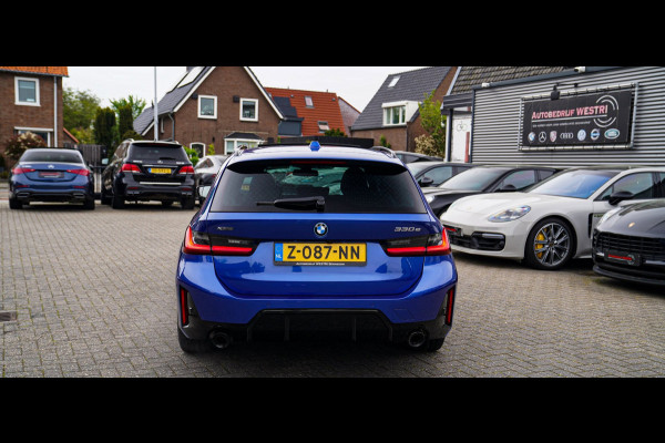 BMW 3 Serie Touring 330e xDrive M-pakket | Panorama | HuD | Sfeerverlichting | BMW LED | Camera | Portimao blau metallic |