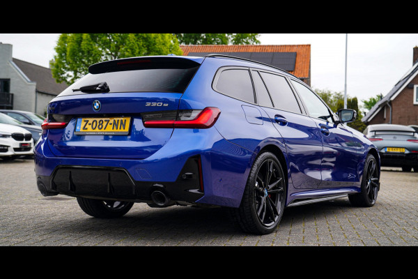 BMW 3 Serie Touring 330e xDrive M-pakket | Panorama | HuD | Sfeerverlichting | BMW LED | Camera | Portimao blau metallic |