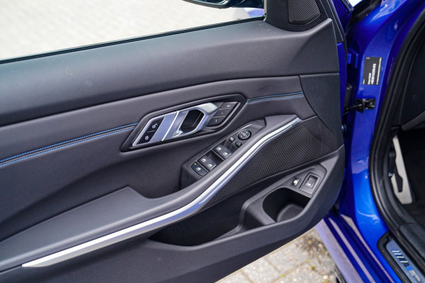 BMW 3 Serie Touring 330e xDrive M-pakket | Panorama | HuD | Sfeerverlichting | BMW LED | Camera | Portimao blau metallic |