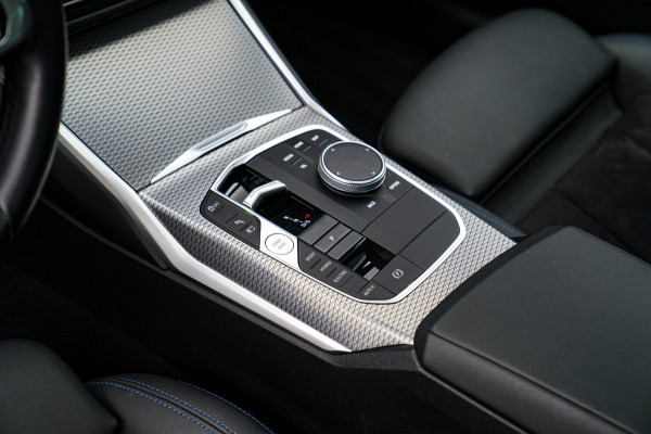 BMW 3 Serie Touring 330e xDrive M-pakket | Panorama | HuD | Sfeerverlichting | BMW LED | Camera | Portimao blau metallic |