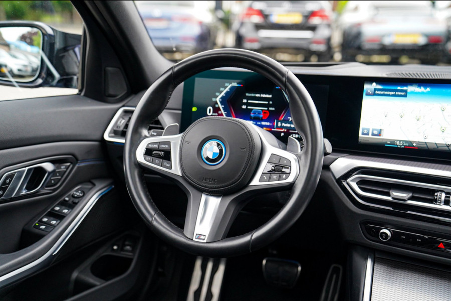 BMW 3 Serie Touring 330e xDrive M-pakket | Panorama | HuD | Sfeerverlichting | BMW LED | Camera | Portimao blau metallic |