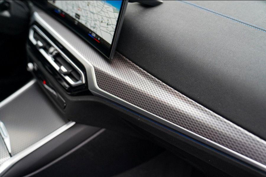 BMW 3 Serie Touring 330e xDrive M-pakket | Panorama | HuD | Sfeerverlichting | BMW LED | Camera | Portimao blau metallic |