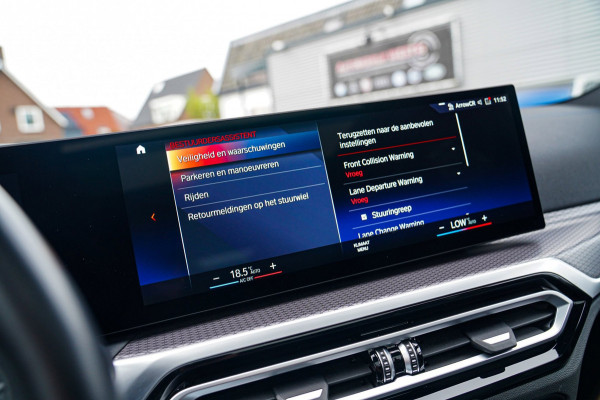 BMW 3 Serie Touring 330e xDrive M-pakket | Panorama | HuD | Sfeerverlichting | BMW LED | Camera | Portimao blau metallic |