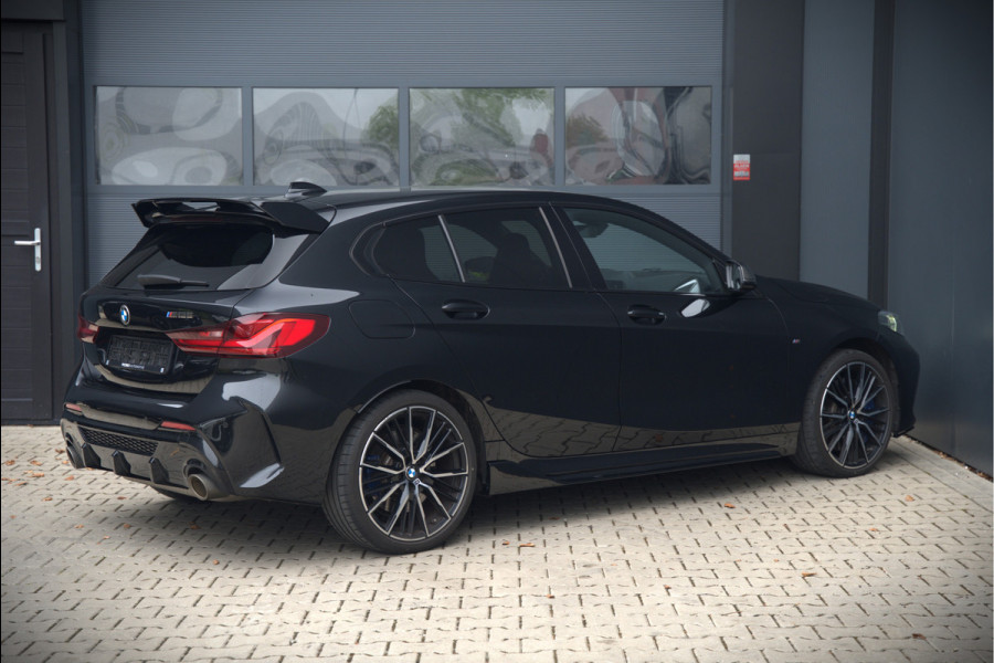 BMW 1-serie M135i xDrive High Executive Edition | M Performance | Stoelverwarming | Cruise Control | Adaptive LED | Ambiance Verlichting | HIFI | Grootlichtassistent | M Sport Remmen
