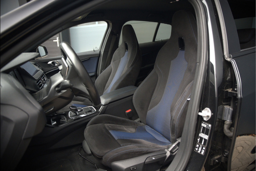 BMW 1-serie M135i xDrive High Executive Edition | M Performance | Stoelverwarming | Cruise Control | Adaptive LED | Ambiance Verlichting | HIFI | Grootlichtassistent | M Sport Remmen