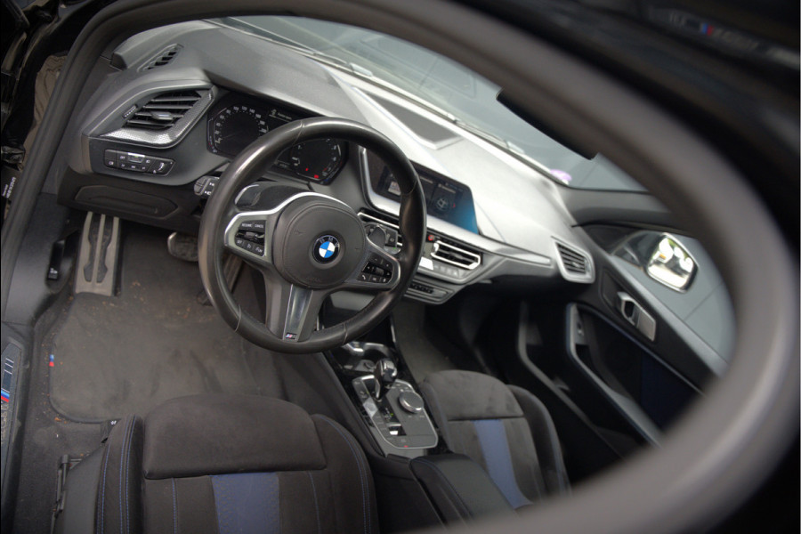 BMW 1-serie M135i xDrive High Executive Edition | M Performance | Stoelverwarming | Cruise Control | Adaptive LED | Ambiance Verlichting | HIFI | Grootlichtassistent | M Sport Remmen