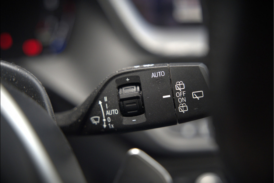 BMW 1-serie M135i xDrive High Executive Edition | M Performance | Stoelverwarming | Cruise Control | Adaptive LED | Ambiance Verlichting | HIFI | Grootlichtassistent | M Sport Remmen
