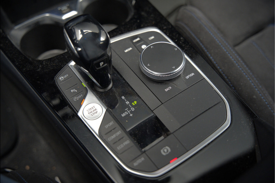 BMW 1-serie M135i xDrive High Executive Edition | M Performance | Stoelverwarming | Cruise Control | Adaptive LED | Ambiance Verlichting | HIFI | Grootlichtassistent | M Sport Remmen