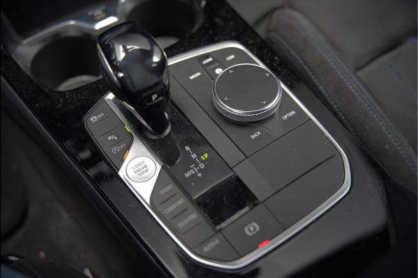 BMW 1-serie M135i xDrive High Executive Edition | M Performance | Stoelverwarming | Cruise Control | Adaptive LED | Ambiance Verlichting | HIFI | Grootlichtassistent | M Sport Remmen