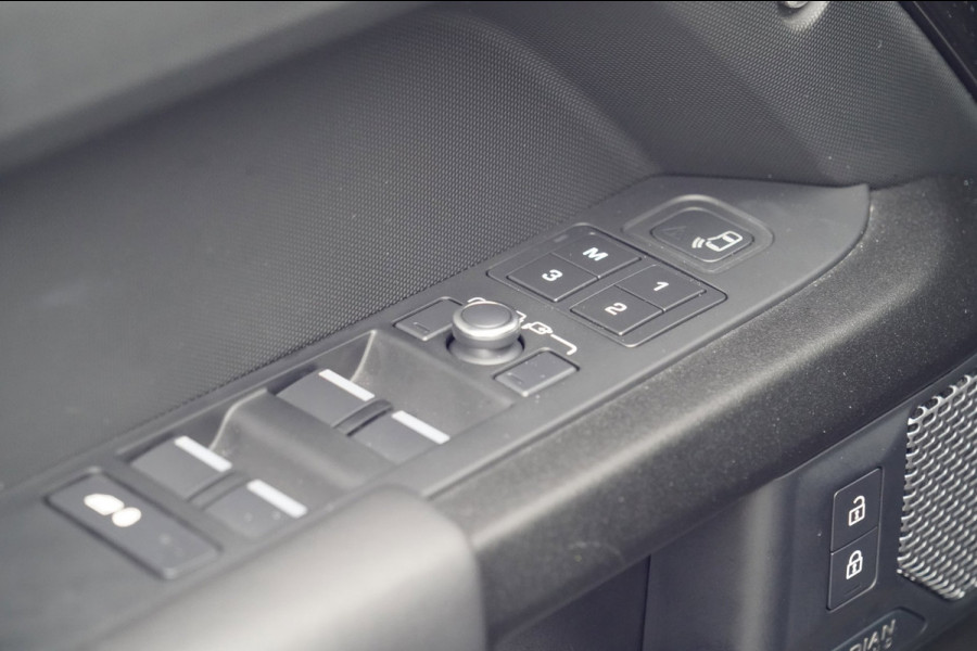 Land Rover Defender 110 5.0 P525 110 V8 / Pano / Trekhaak / Head-Up / Meridian Audio / 360 Camera / Compleet!