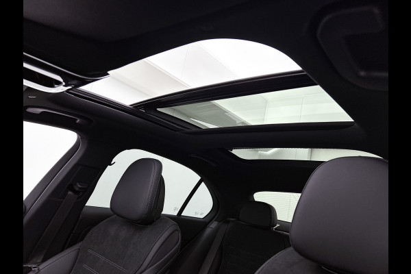 Mercedes-Benz C-Klasse 300 e Business Solution AMG | Nightpakket | Comfortpakket Plus | Middenconsole metaalstructuur | Trekhaak | Panoramaschuifdak | Smartphone integratie | 360° camera | Sfeerverlichting |