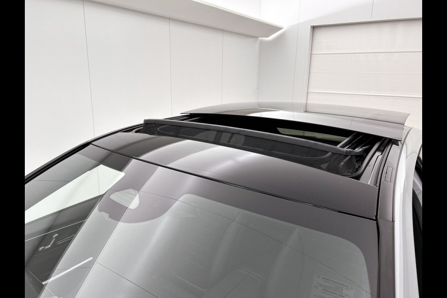 Mercedes-Benz C-Klasse 300 e Business Solution AMG | Nightpakket | Comfortpakket Plus | Middenconsole metaalstructuur | Trekhaak | Panoramaschuifdak | Smartphone integratie | 360° camera | Sfeerverlichting |