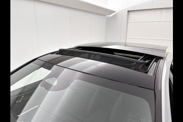 Mercedes-Benz C-Klasse 300 e Business Solution AMG | Nightpakket | Comfortpakket Plus | Middenconsole metaalstructuur | Trekhaak | Panoramaschuifdak | Smartphone integratie | 360° camera | Sfeerverlichting |