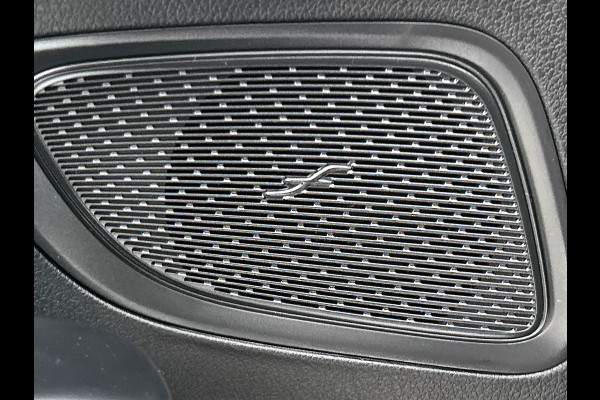 Mercedes-Benz C-Klasse 300 e Business Solution AMG | Nightpakket | Comfortpakket Plus | Middenconsole metaalstructuur | Trekhaak | Panoramaschuifdak | Smartphone integratie | 360° camera | Sfeerverlichting |
