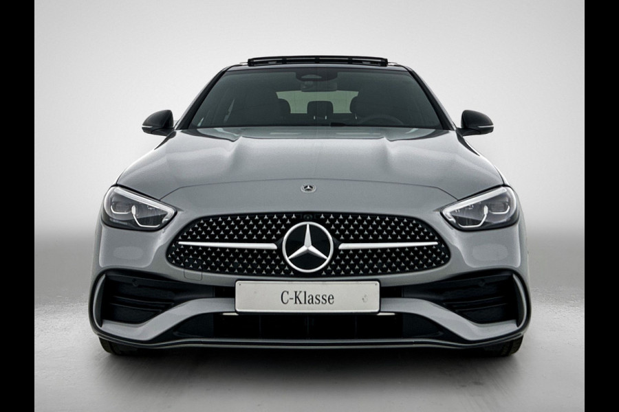Mercedes-Benz C-Klasse 300 e Business Solution AMG | Nightpakket | Comfortpakket Plus | Middenconsole metaalstructuur | Trekhaak | Panoramaschuifdak | Smartphone integratie | 360° camera | Sfeerverlichting |