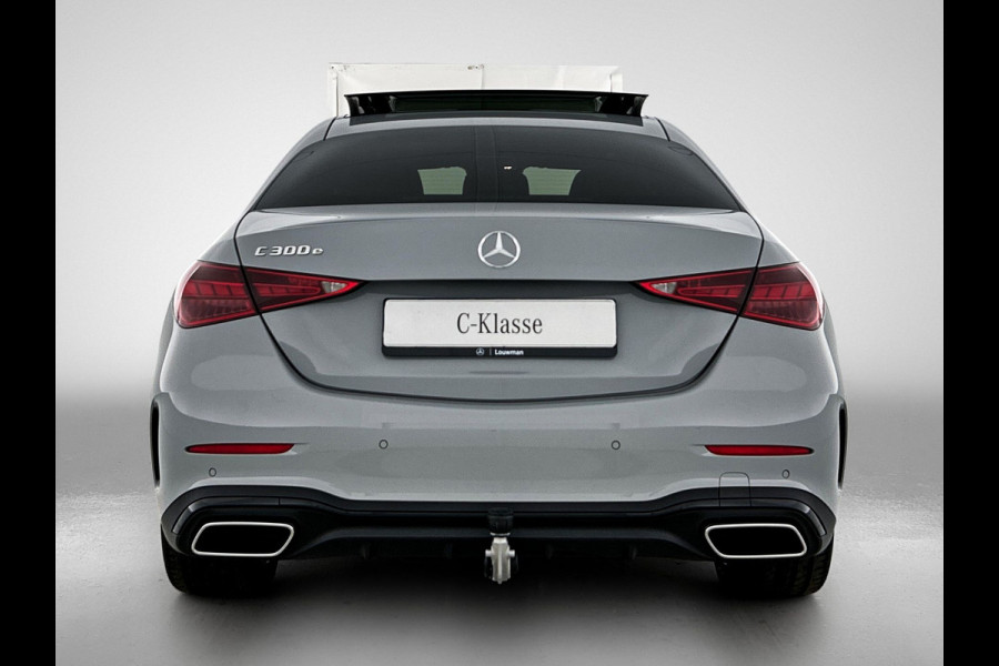 Mercedes-Benz C-Klasse 300 e Business Solution AMG | Nightpakket | Comfortpakket Plus | Middenconsole metaalstructuur | Trekhaak | Panoramaschuifdak | Smartphone integratie | 360° camera | Sfeerverlichting |