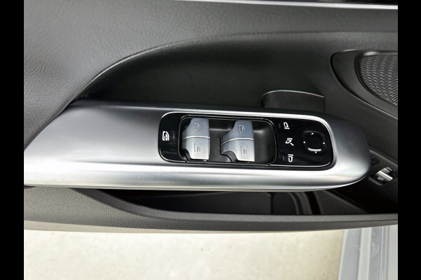 Mercedes-Benz C-Klasse 300 e Business Solution AMG | Nightpakket | Comfortpakket Plus | Middenconsole metaalstructuur | Trekhaak | Panoramaschuifdak | Smartphone integratie | 360° camera | Sfeerverlichting |