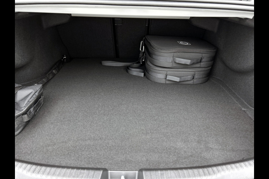 Mercedes-Benz C-Klasse 300 e Business Solution AMG | Nightpakket | Comfortpakket Plus | Middenconsole metaalstructuur | Trekhaak | Panoramaschuifdak | Smartphone integratie | 360° camera | Sfeerverlichting |