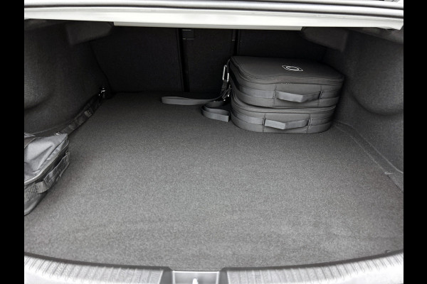 Mercedes-Benz C-Klasse 300 e Business Solution AMG | Nightpakket | Comfortpakket Plus | Middenconsole metaalstructuur | Trekhaak | Panoramaschuifdak | Smartphone integratie | 360° camera | Sfeerverlichting |