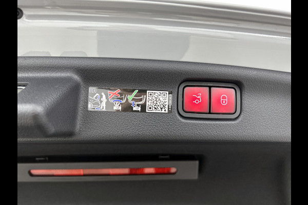 Mercedes-Benz C-Klasse 300 e Business Solution AMG | Nightpakket | Comfortpakket Plus | Middenconsole metaalstructuur | Trekhaak | Panoramaschuifdak | Smartphone integratie | 360° camera | Sfeerverlichting |