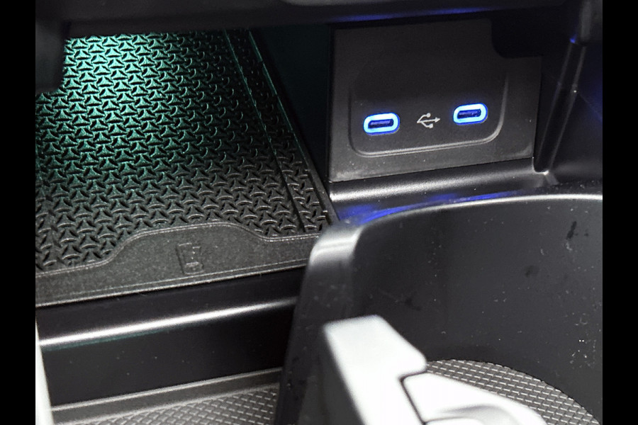 Mercedes-Benz C-Klasse 300 e Business Solution AMG | Nightpakket | Comfortpakket Plus | Middenconsole metaalstructuur | Trekhaak | Panoramaschuifdak | Smartphone integratie | 360° camera | Sfeerverlichting |