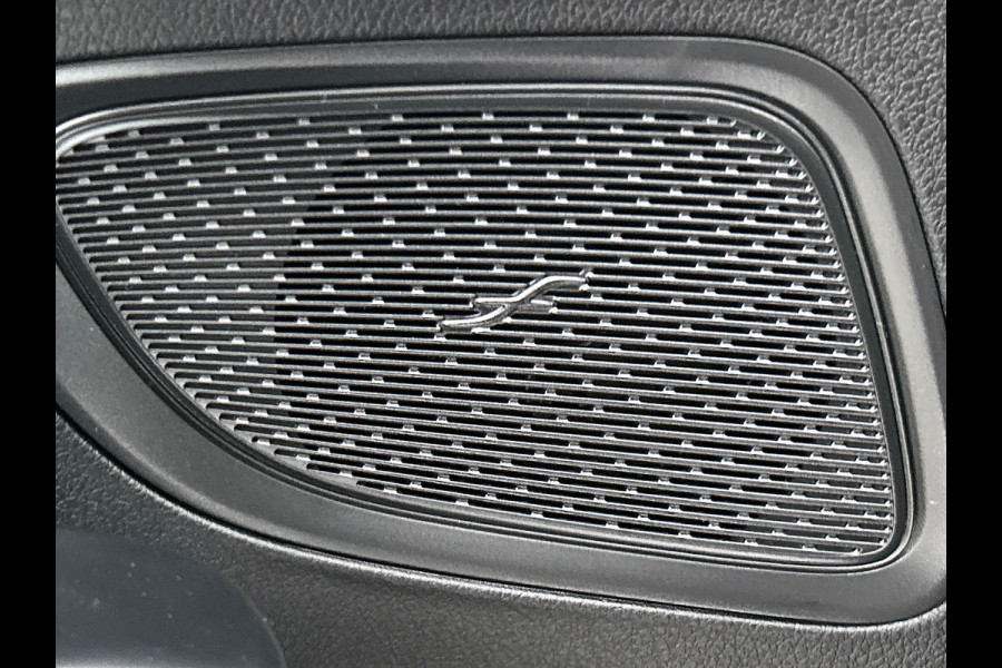 Mercedes-Benz C-Klasse 300 e Business Solution AMG | Nightpakket | Comfortpakket Plus | Middenconsole metaalstructuur | Trekhaak | Panoramaschuifdak | Smartphone integratie | 360° camera | Sfeerverlichting |