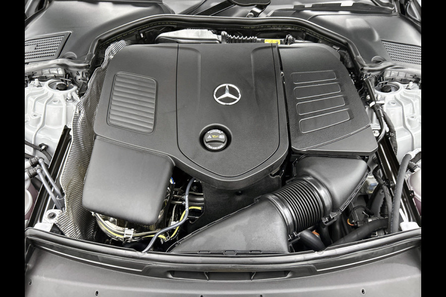 Mercedes-Benz C-Klasse 300 e Business Solution AMG | Nightpakket | Comfortpakket Plus | Middenconsole metaalstructuur | Trekhaak | Panoramaschuifdak | Smartphone integratie | 360° camera | Sfeerverlichting |