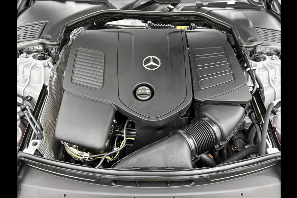 Mercedes-Benz C-Klasse 300 e Business Solution AMG | Nightpakket | Comfortpakket Plus | Middenconsole metaalstructuur | Trekhaak | Panoramaschuifdak | Smartphone integratie | 360° camera | Sfeerverlichting |