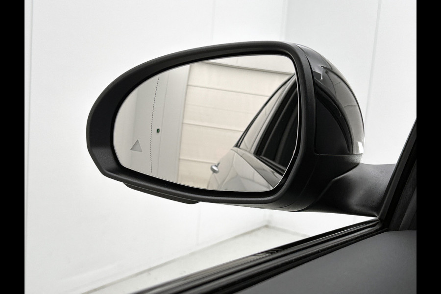 Mercedes-Benz C-Klasse 300 e Business Solution AMG | Nightpakket | Comfortpakket Plus | Middenconsole metaalstructuur | Trekhaak | Panoramaschuifdak | Smartphone integratie | 360° camera | Sfeerverlichting |