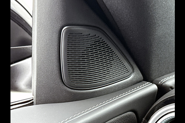 Mercedes-Benz C-Klasse 300 e Business Solution AMG | Nightpakket | Comfortpakket Plus | Middenconsole metaalstructuur | Trekhaak | Panoramaschuifdak | Smartphone integratie | 360° camera | Sfeerverlichting |