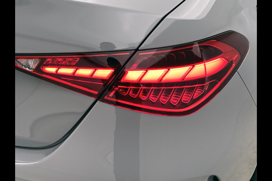 Mercedes-Benz C-Klasse 300 e Business Solution AMG | Nightpakket | Comfortpakket Plus | Middenconsole metaalstructuur | Trekhaak | Panoramaschuifdak | Smartphone integratie | 360° camera | Sfeerverlichting |
