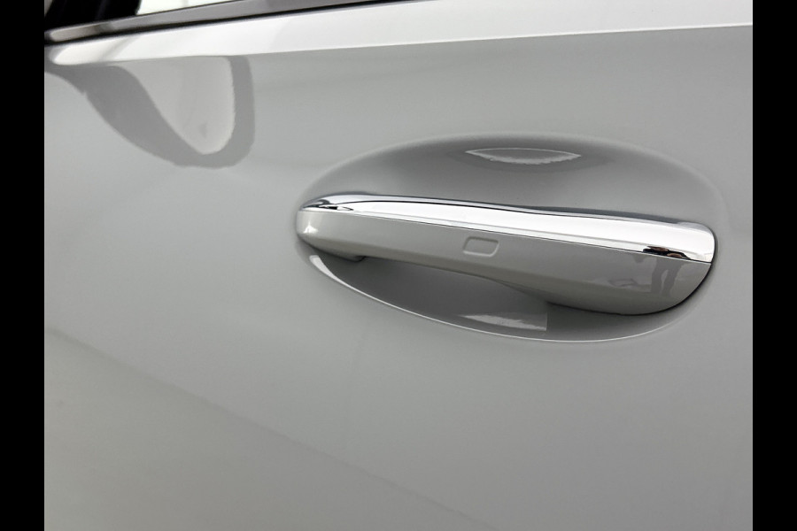 Mercedes-Benz C-Klasse 300 e Business Solution AMG | Nightpakket | Comfortpakket Plus | Middenconsole metaalstructuur | Trekhaak | Panoramaschuifdak | Smartphone integratie | 360° camera | Sfeerverlichting |