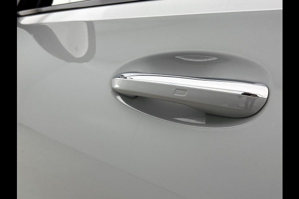Mercedes-Benz C-Klasse 300 e Business Solution AMG | Nightpakket | Comfortpakket Plus | Middenconsole metaalstructuur | Trekhaak | Panoramaschuifdak | Smartphone integratie | 360° camera | Sfeerverlichting |