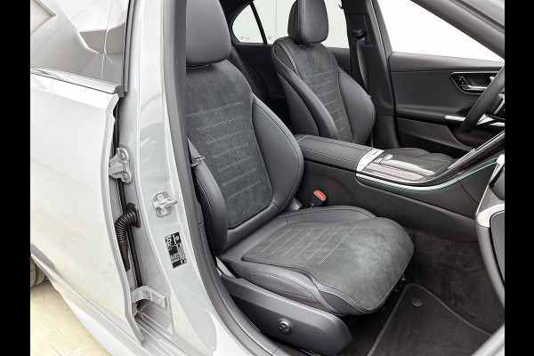 Mercedes-Benz C-Klasse 300 e Business Solution AMG | Nightpakket | Comfortpakket Plus | Middenconsole metaalstructuur | Trekhaak | Panoramaschuifdak | Smartphone integratie | 360° camera | Sfeerverlichting |