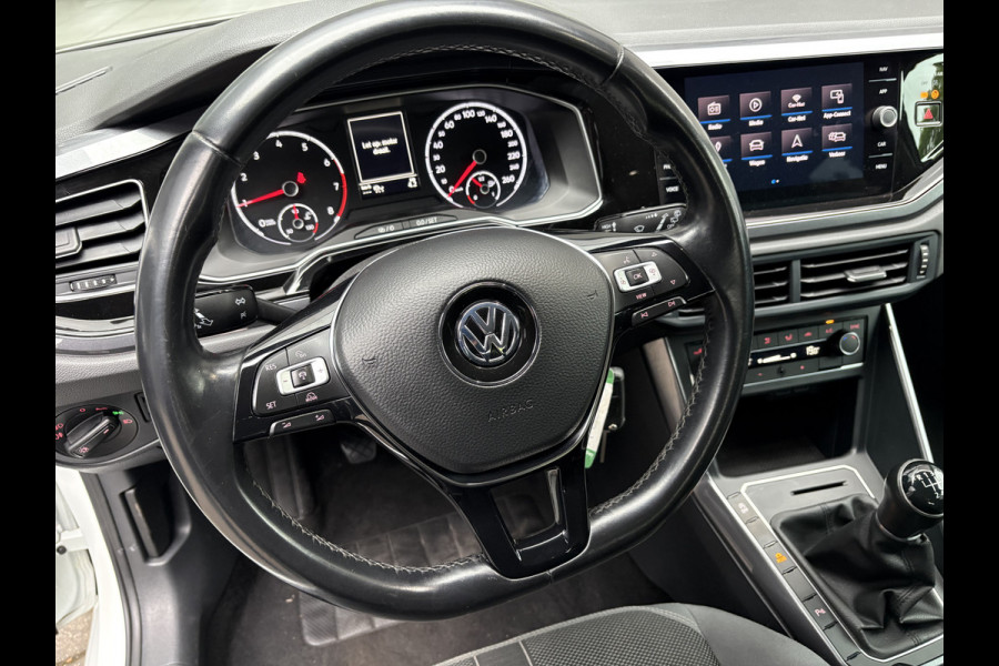 Volkswagen Polo 1.0 TSI Highline Airco - Apple carplay - Navigatie - Parkeersensoren - Parkeer assistent - Cruise control - Licht metalen velgen 16 inch - Lederen versnellingspook - Bluetooth - Led verlichting - Radio - Start/stop systeem - Stuur leder - Stuur multifunctioneel - Elektrische ramen
